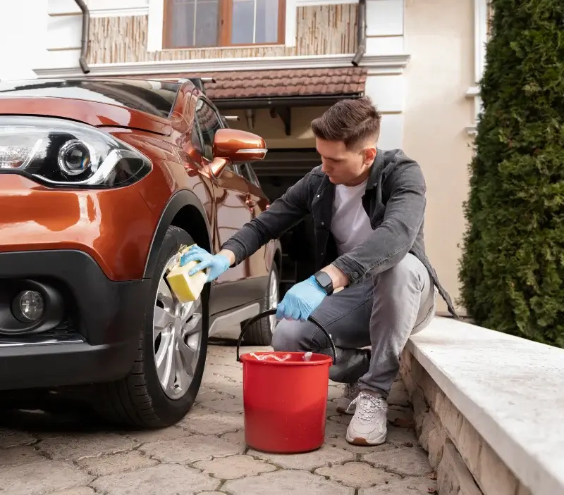 Lavage auto à domicile Saint-Victor-de-Malcap : professionnel intervenant sur un véhicule